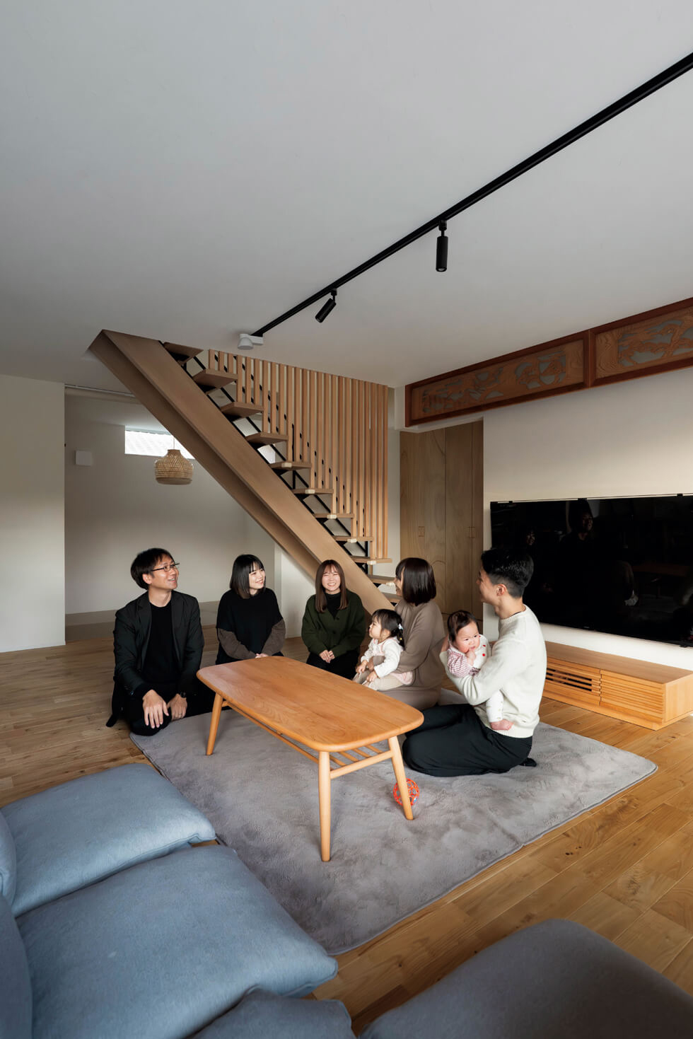 談笑するTさんご夫妻とヒノケン（ヒノリノ）担当者の佐藤さん、加藤さん、吉本さん（左から順に）。楽しげに語らう様子から深い信頼関係が伝わってくる