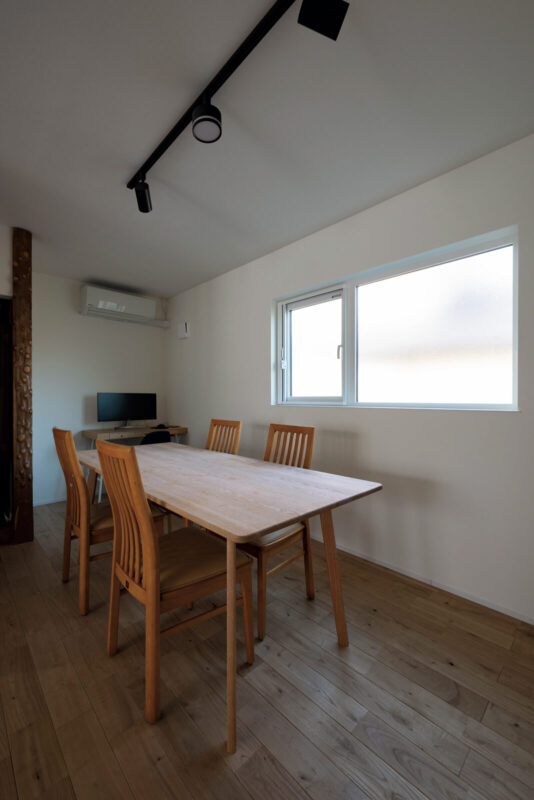ダイニングでは、既存住宅の仏間の床柱をあえて現しで活かした