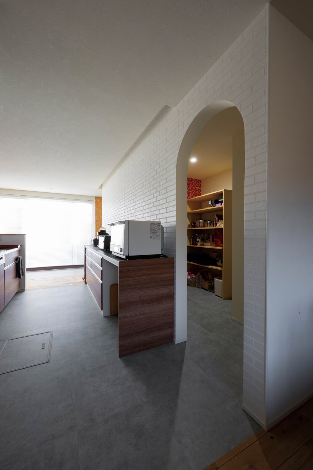 キッチン背面に設けられたパントリーには、アールの開口やマリメッコのアクセントウォールなど奥さんのこだわりを詰め込んだ