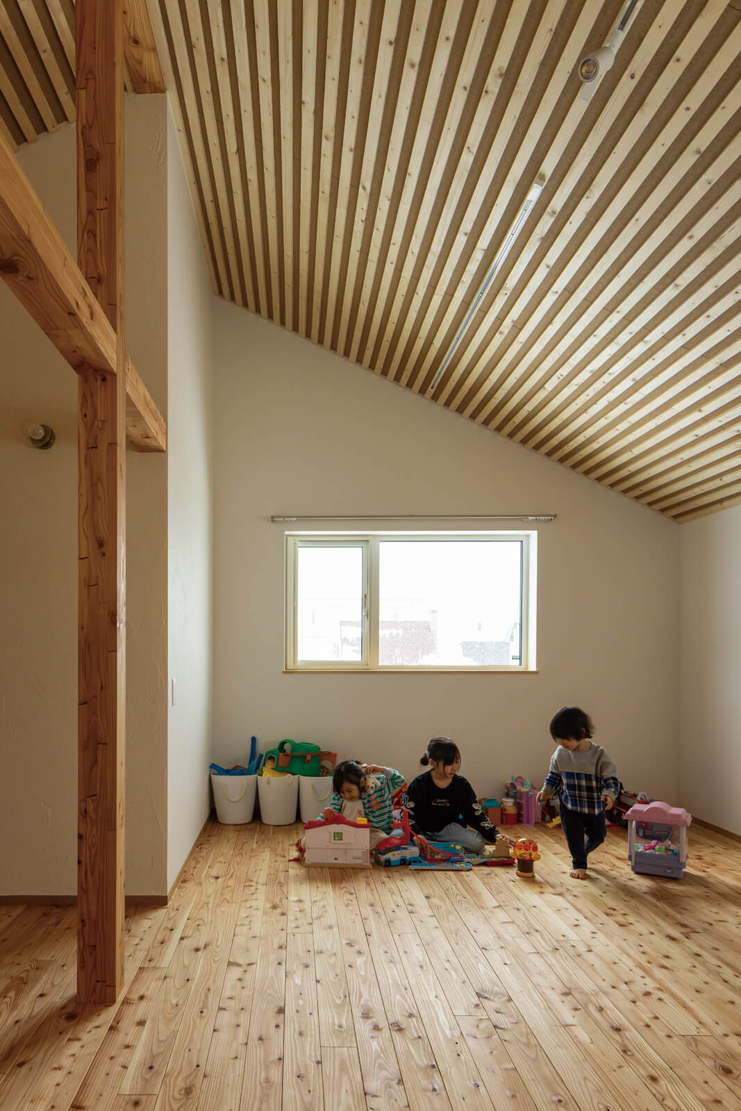 3人兄妹の共有の遊び場として使われている2階フリースペース。将来の個室利用も見据え、柱やスイッチの位置を調整した