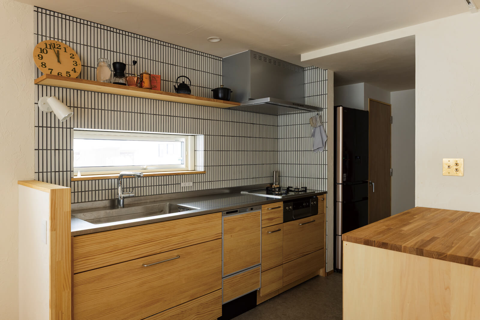 ショールームで実際に見て選んだというキッチンタイルは、デザイン性と掃除のしやすさを兼ね備えている