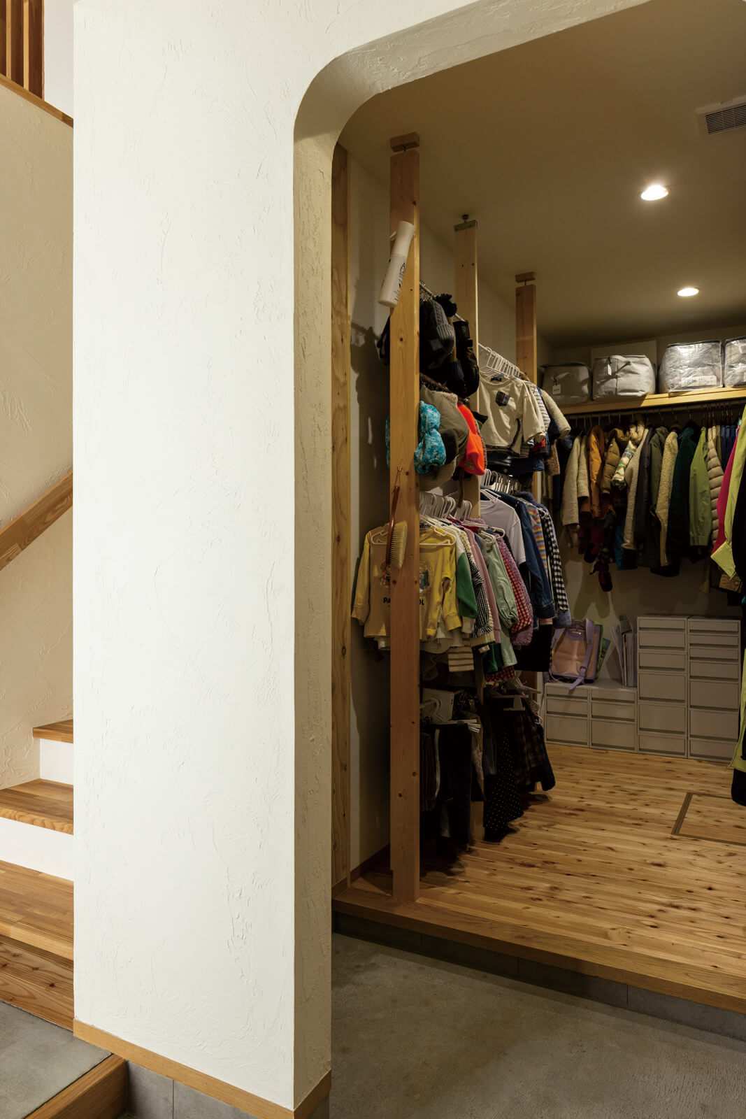 シューズクロークは水まわりへもスムーズにアクセスできる動線を計画。棚などは奥さんがDIYで整えている途中だという