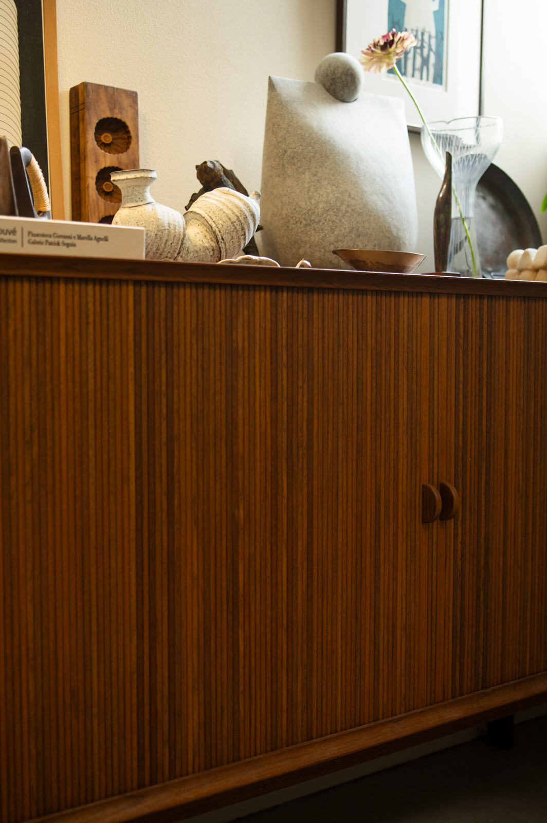 扉は横にスライドさせる蛇腹式