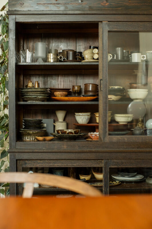 棚は内部まで塗装されている。奥行きは十分で、収納力もあって、実用的