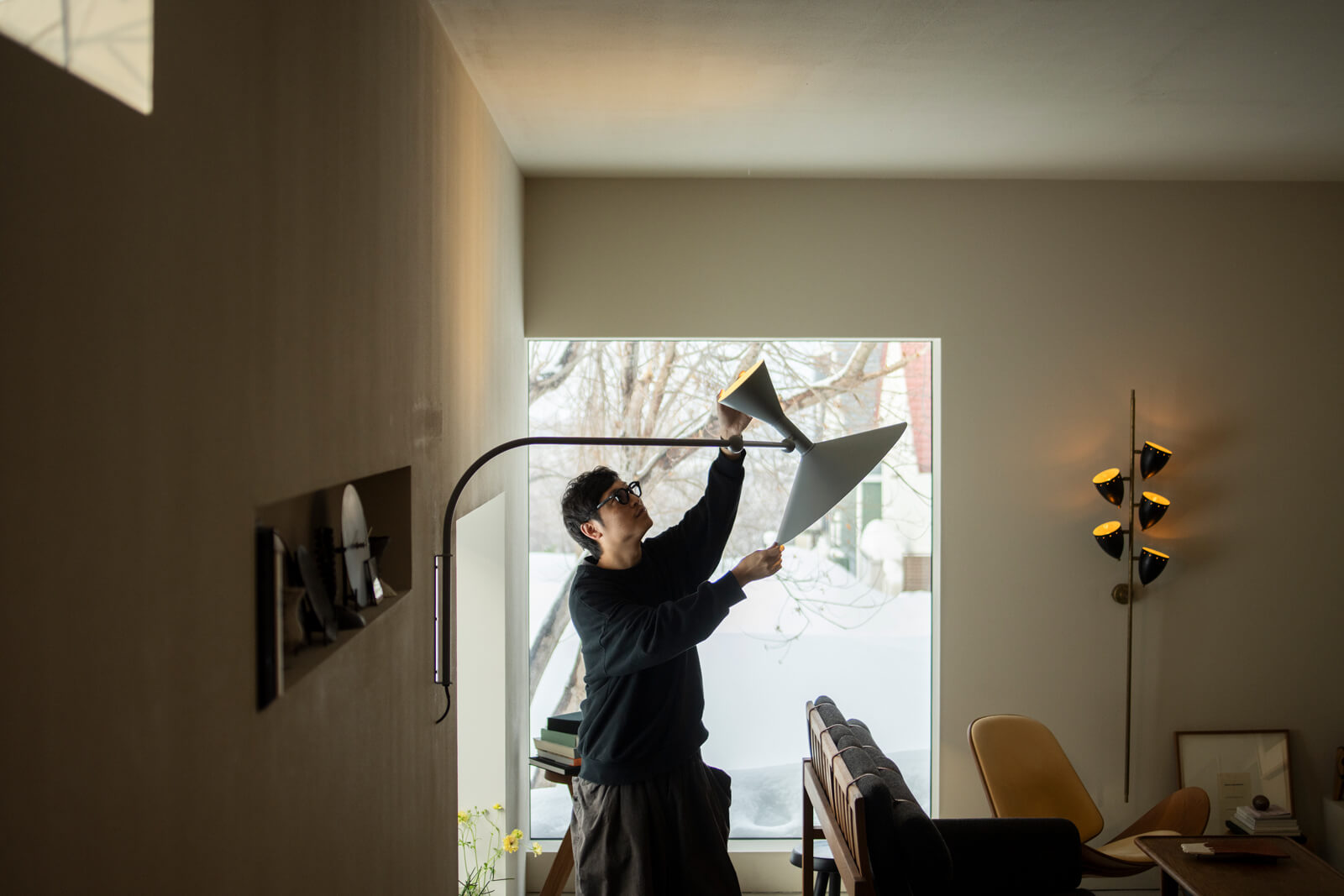 壁付けの「マルセイユランプ」は、照らす方向を変えることができる