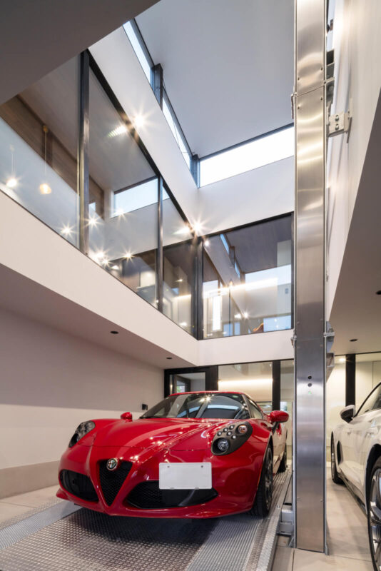 建物の中心に設計した吹き抜けの中間領域である「ライトウェル（光井戸）」が、住まいを心地よくつなぐ