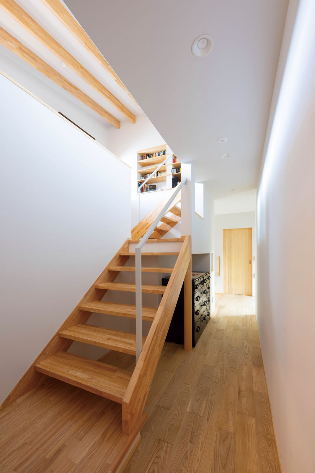 玄関からリビングへの動線上に設けたギャラリー空間と、中二階へつながるスケルトン階段