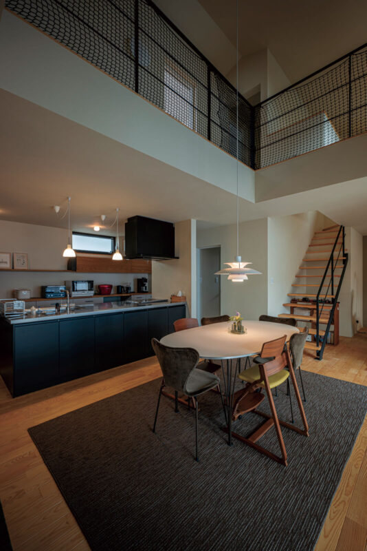 ダイニングの上部には開放感あふれる吹き抜けが広がる