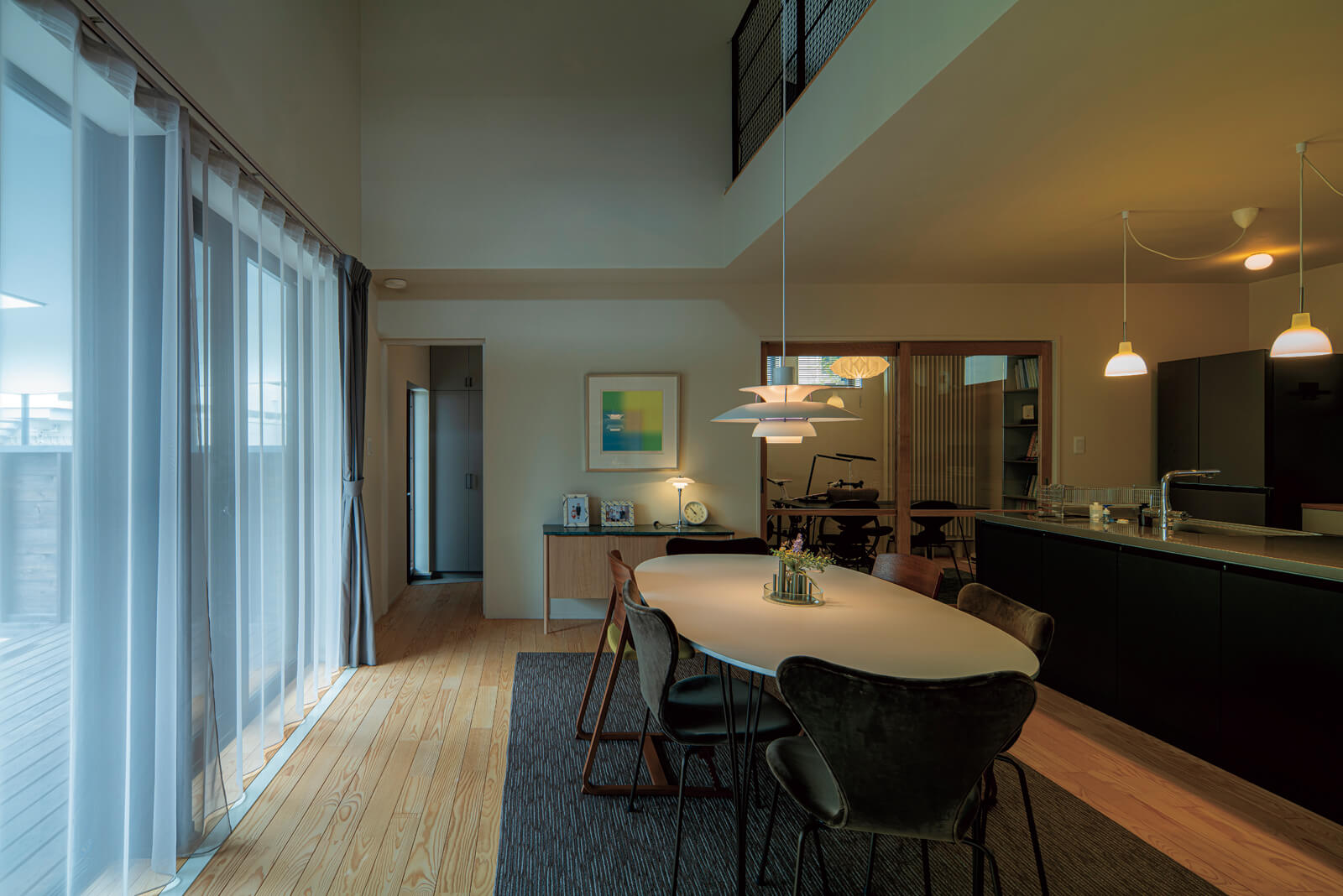 玄関からじかにつながる広いワークスペースは、ガラス戸でLDKと視覚的につながる