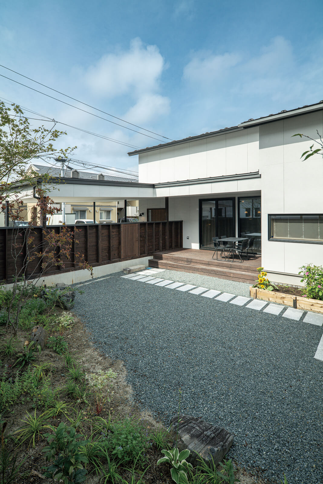 木塀で囲った緑豊かな中庭は、家族で心置きなく楽しめるプライベートな外部空間