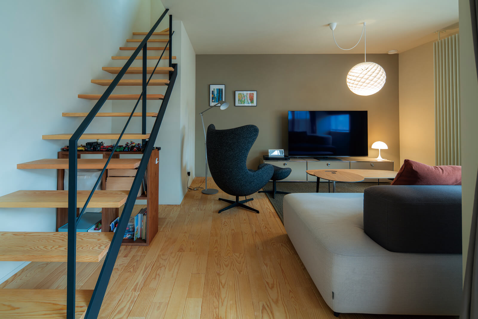 ダイニングの奥には「こもり感」のあるリビング。階段下は子どものおもちゃスペースに