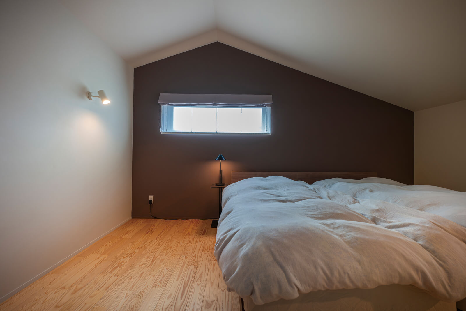 切妻屋根の形状をそのまま空間に生かした、小屋裏のような寝室