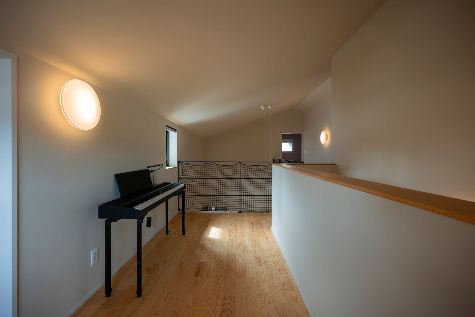 2階は開口部を絞り、壁面を多くして塗装の陰影を楽しめるようにした