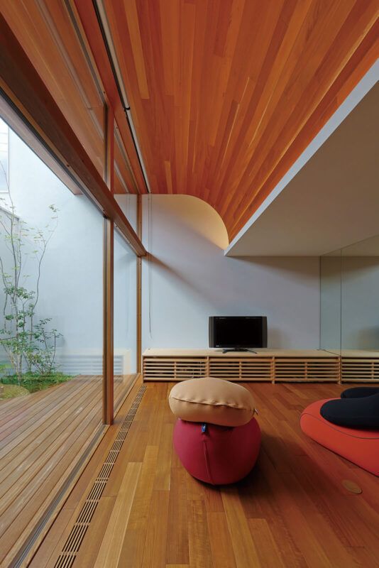 リビングは一部天井を高くし、安定した採光を確保