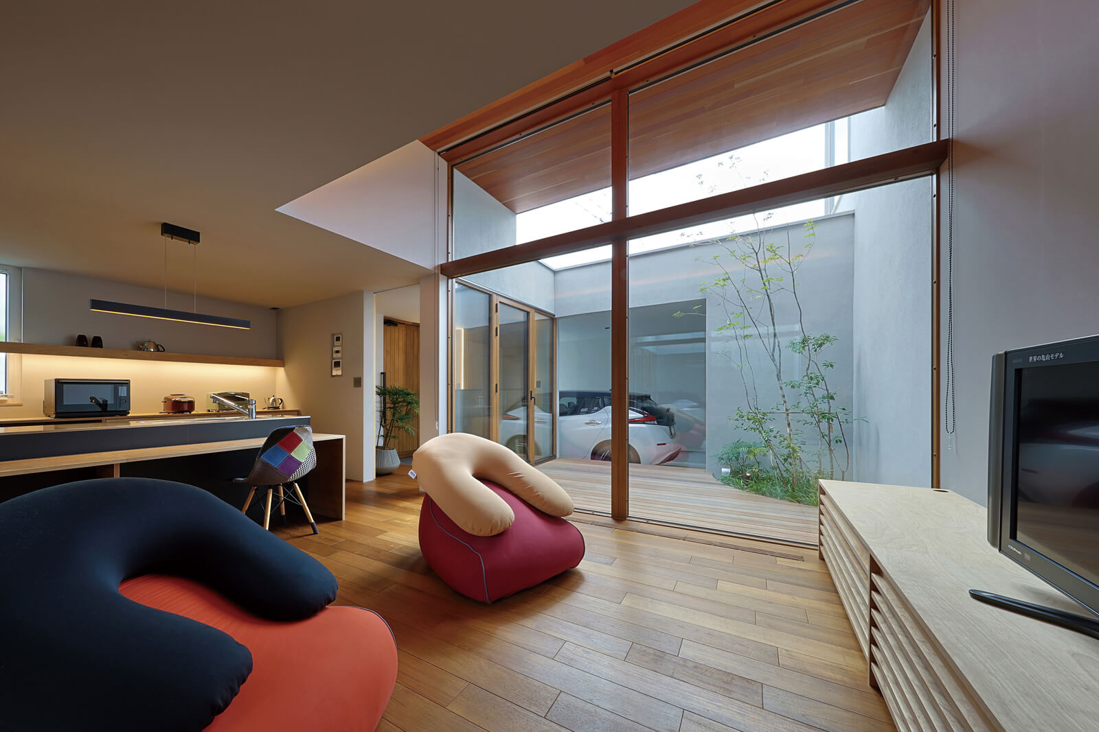 対面キッチンにカウンター形式のダイニングを計画