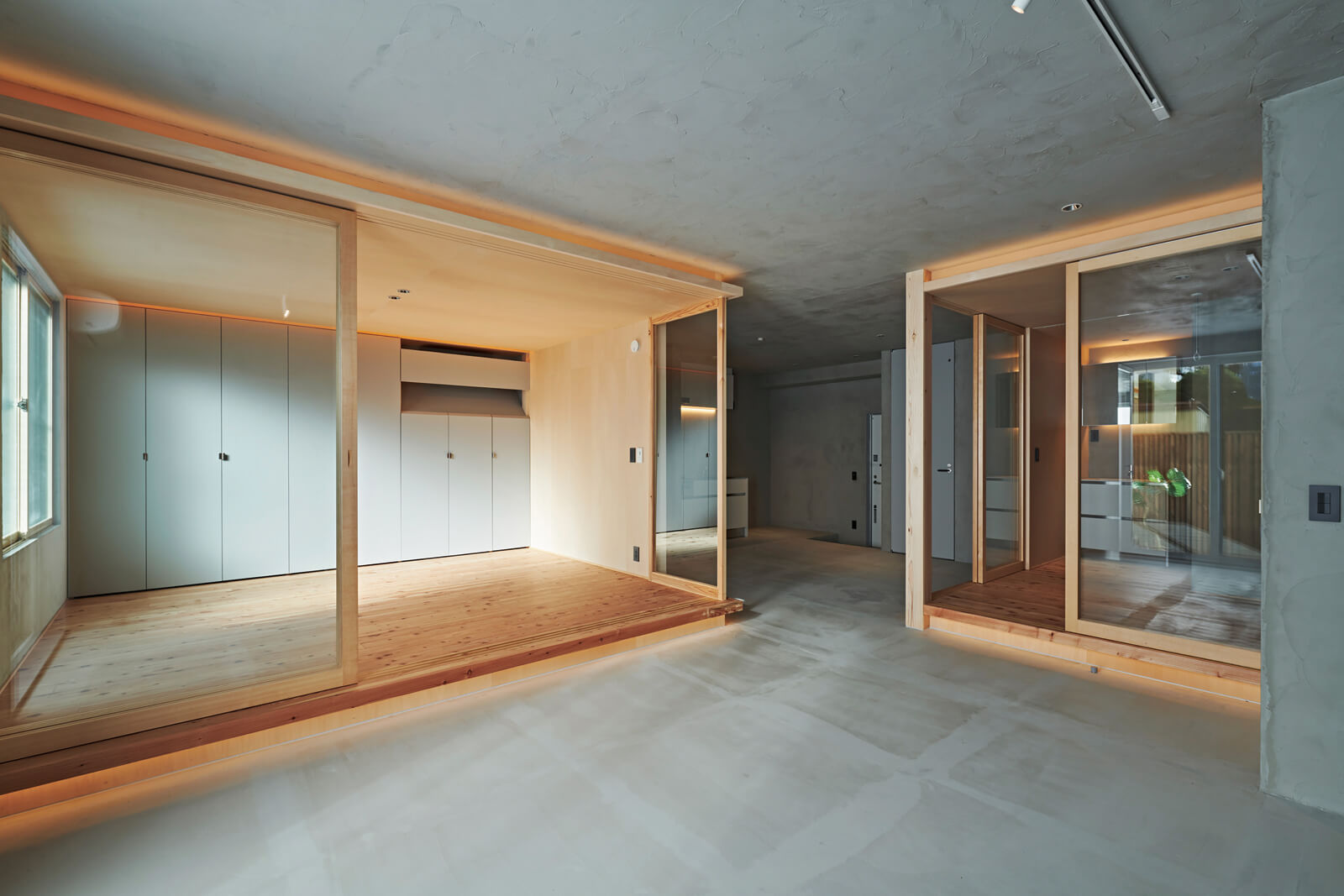 2つの小上がりをつなぐ土間スペース（SOHO 102）