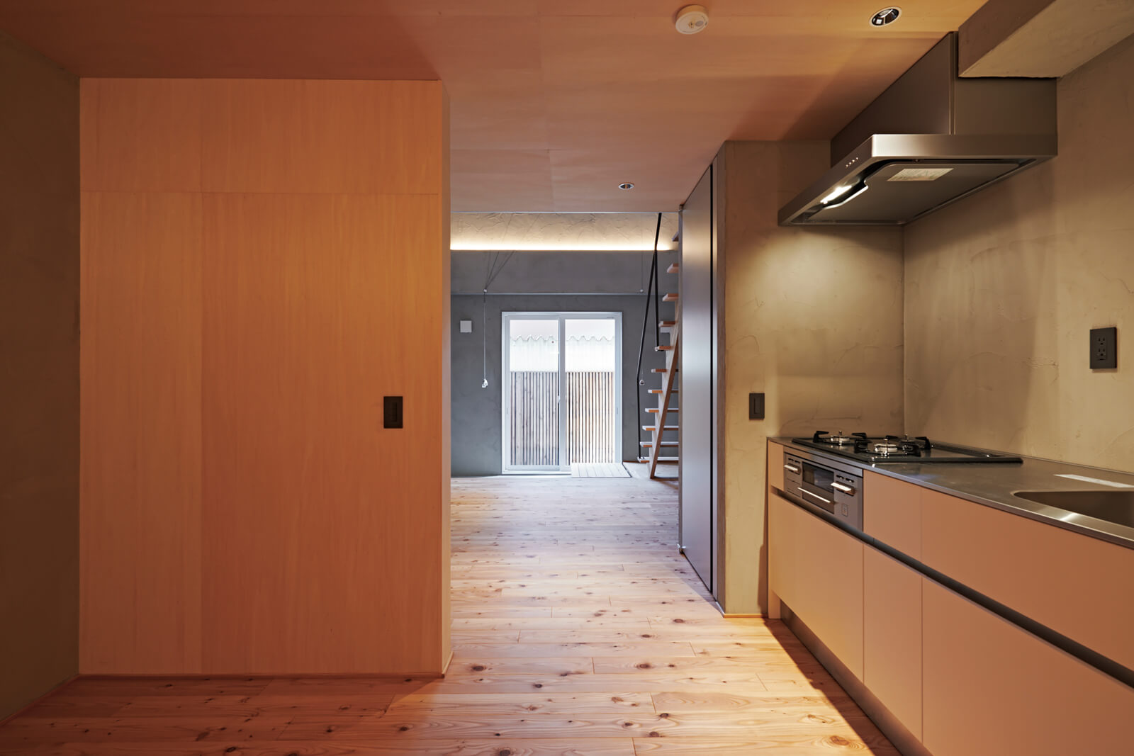 玄関から専有庭までの眺め（RESIDENCE 103）