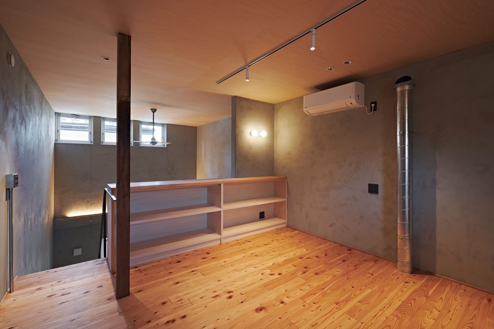 2階から入室し、1階のリビングに潜る動線で設計した住居（RESIDENCE 203）